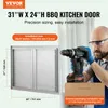 A man is holding a drill next to a stainless steel BBQ kitchen door. The image includes text overlays with product dimensions and installation information. Voir les images du produit