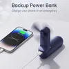 A dark blue portable fan and a smartphone are shown, with the phone connected to the fan via a charging cable. The phone screen displays a charging icon. Anteprima dell’immagine prodotto