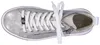 Auf dem Bild ist ein flacher Schuh in der Farbe Grau zu sehen der eine schlichte und elegante Form hat. Der Schuh wird von der Seite präsentiert und zeigt die Details der Oberfläche sowie die Linienführung des Designs. Produktbild-Vorschau