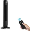 A black tower fan and a remote control held by a hand, with a wireless signal icon above the remote. Voir les images du produit