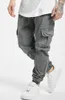 A person wearing cargo jogging pants and white sneakers. Produktbild-Vorschau