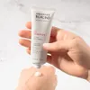 A hand holding a tube of Annemarie Börlind ZZ Sensitive cream, with a drop of cream on another hand. Anteprima dell’immagine prodotto
