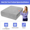 A woman points to a folded fitted sheet, with icons and text describing its features below. Produktbild-Vorschau
