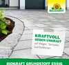 A paved driveway with a garden bed and a product advertisement overlay. Produktbild-Vorschau