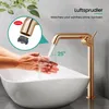 A person washing their hands under a rose gold faucet, with a close-up inset showing the aerator. Anteprima dell’immagine prodotto