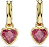 A pair of gold hoop earrings with pink heart-shaped gemstones. Produktbild-Vorschau