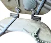A close-up view of the hinges and decorative elements of a toilet seat. Produktbild-Vorschau