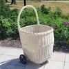 Grand panier de transport en osier blanc avec roulettes Voir les images du produit 5