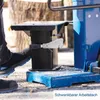 A person's foot is shown operating a log splitter, with the machine set up outdoors on gravel. Produktbild-Vorschau