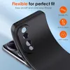 A black phone case is shown from the back, highlighting its camera cutout and flexibility. Text overlays describe its features. Produktbild-Vorschau