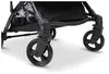 A close-up view of the wheels and frame of a black stroller. Voir les images du produit