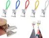 A set of five colorful towel loops with metal clips, and two examples of them being used to hang towels on hooks. Anteprima dell’immagine prodotto