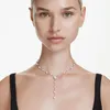 A woman wearing a necklace. Produktbild-Vorschau