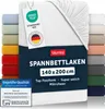 A white fitted sheet is displayed with a tag and multiple colored sheets stacked on the left and right sides. Anteprima dell’immagine prodotto