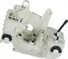 A white plastic chainsaw crankcase assembly with black caps and a black fuel line. Produktbild-Vorschau