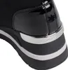 A close-up view of the heel of a black sneaker. Anteprima dell’immagine prodotto