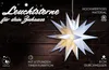 A white star-shaped lamp with illuminated interior hangs against a dark wooden background, with promotional text and icons. Produktbild-Vorschau