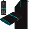 A black microfiber towel with teal trim, shown folded and unfolded, alongside its storage bag. Náhľad obrázku produktu