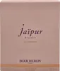A close-up of a perfume box. Voir les images du produit