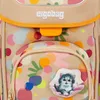 A close-up view of a child's backpack with a floral pattern and a kitten patch. Voir les images du produit