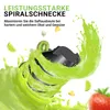 A close-up of a juicer's spiral mechanism with juice splashing around it, along with fruit slices. Produktbild-Vorschau