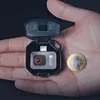 A hand holding a small thermal camera and a coin. Voir les images du produit
