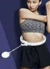 A woman is shown wearing a fitness outfit and a smart hula hoop around her waist. Voir les images du produit