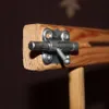 A close-up of a metal bolt latch mechanism attached to a wooden beam. Voir les images du produit