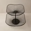 Een tweelaags metalen fruitschaal, 29 x 29 x 24 cm Productafbeelding-voorbeeld 4