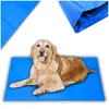 A golden retriever dog is lying on a blue cooling mat. Náhľad obrázku produktu