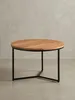 Gesamtüberblick des runden Couchtisches aus Holz und Metall, der die zeitlose Materialkombination und das funktionale Design für das Wohnzimmer zeigt._#sku_SAFWL6.368# Produktbild-Vorschau