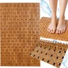 A collage of images showing a bamboo bath mat, including a close-up of its texture, feet standing on it, and a rolled-up view. Anteprima dell’immagine prodotto