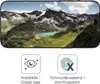 A smartphone displaying a mountain landscape, with icons and text below describing product features. Produktbild-Vorschau
