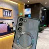 The back of a green phone case with a silver ring and camera lenses is shown in a cafe setting. Anteprima dell’immagine prodotto