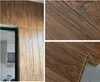 Braune Holzmaserungswandplatten an einer Wand neben einem Türrahmen installiert, mit Nahaufnahmen von Textur und flexiblem Träger Náhľad obrázku produktu