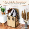 A wooden hobby horse stall with two hobby horse heads inside, placed next to a white table with a plant and a toy horse, and a vase with dried grass. Anteprima dell’immagine prodotto