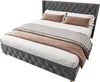 A tufted upholstered bed frame with bedding and pillows, presented on a white background. Voir les images du produit