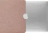 A pink felt laptop sleeve partially covering a silver MacBook. Produktbild-Vorschau