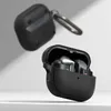 A black protective case for wireless earbuds is shown, with the earbuds inside the open case. Another identical case is shown floating in the background. Voir les images du produit