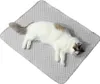 A cat is sleeping on a gray cooling mat. Náhľad obrázku produktu