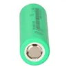 A close-up, top-down view of a green cylindrical battery. Voir les images du produit