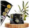 An olive oil can and olive branch are displayed on a wooden stand against a white background. Produktbild-Vorschau