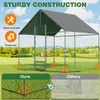 A chicken coop with a roof, set up on a grassy field with a blue sky and clouds in the background. The image also includes inset comparison shots highlighting product features. Anteprima dell’immagine prodotto