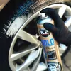 A gloved hand sprays a tire cleaner onto a car tire and rim. Produktbild-Vorschau