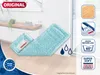 A blue mop head is displayed on a wooden floor in a room, with icons and text highlighting product features. Produktbild-Vorschau