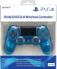 A blue translucent Sony PlayStation 4 Dualshock wireless controller is displayed in its retail packaging. Produktbild-Vorschau
