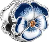 A close-up studio shot of a Pandora charm shaped like a blue and white pansy with a small orange gem in the center. Anteprima dell’immagine prodotto