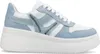 A side view of a white and light blue sneaker with a thick white sole. Produktbild-Vorschau