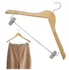 Cintre en bois avec pinces métalliques Voir les images du produit 2