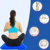 Blaues Waben-Gel-Sitzkissen mit einer darauf sitzenden Frau in meditativer Pose und vier kreisförmigen Einschüben mit Körperteilen Produktbild-Vorschau